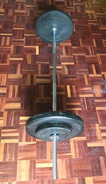 Set of weights with bar and dumbells