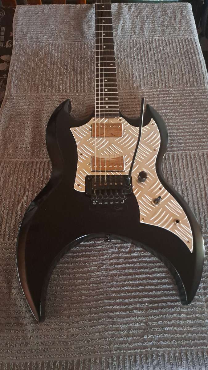 Electric Guitar + Bag + Stand + whammy bar