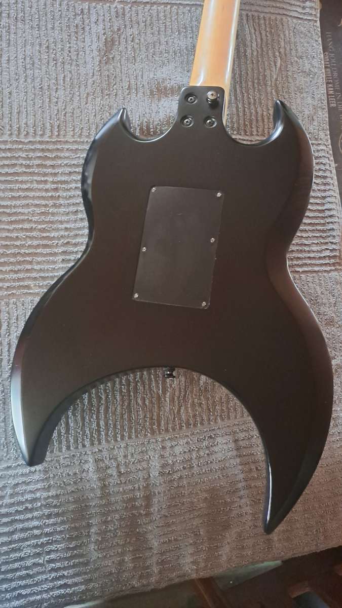 Electric Guitar + Bag + Stand + whammy bar