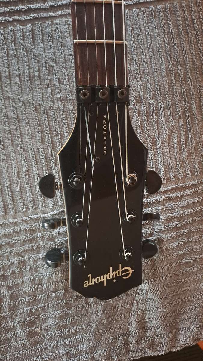 Electric Guitar + Bag + Stand + whammy bar