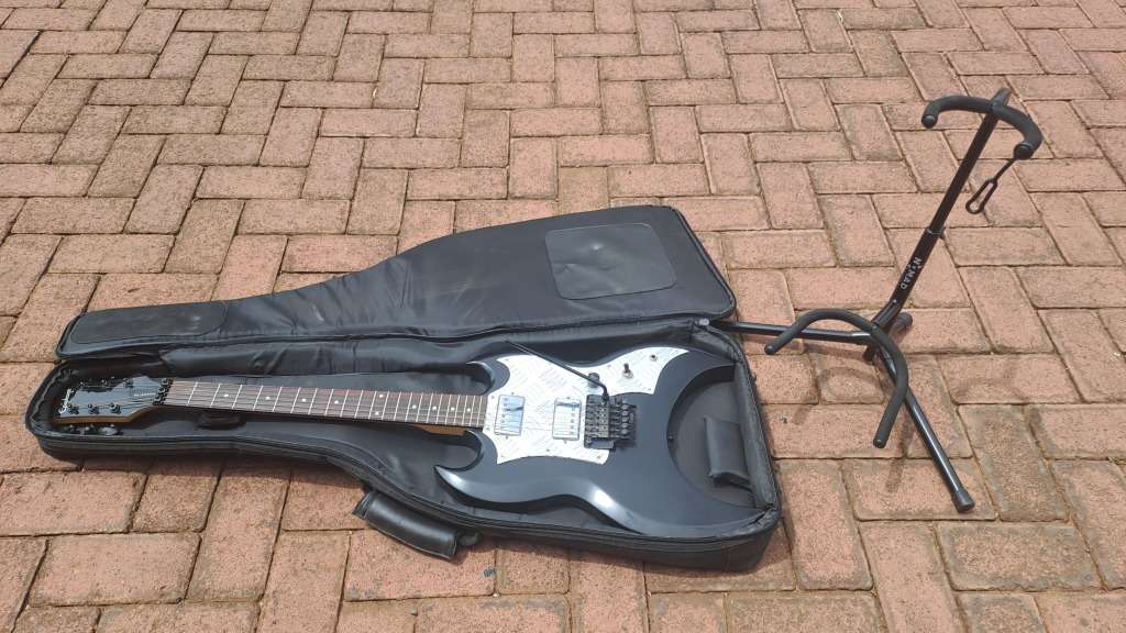 Electric Guitar + Bag + Stand + whammy bar