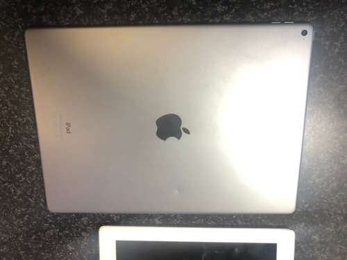 iPad Pro 12.9" 128GB *Glass Cracked/ Still Touches*