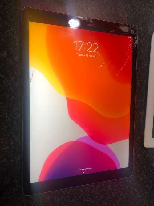 iPad Pro 12.9" 128GB *Glass Cracked/ Still Touches*