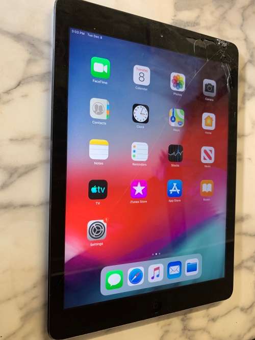 iPad Air 1 Wifi + 3G *Cracked Glass*