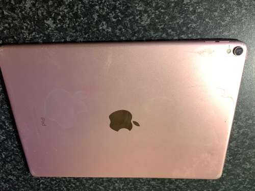 iPad Pro 1st Gen 10.5 256GB *Glass Cracked*