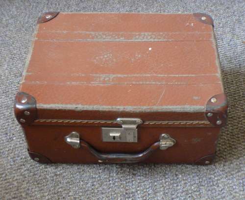 Beautiful OLd Suitcase with Felt Animal patters/ Ou Tas met Velt dierkie Patrone