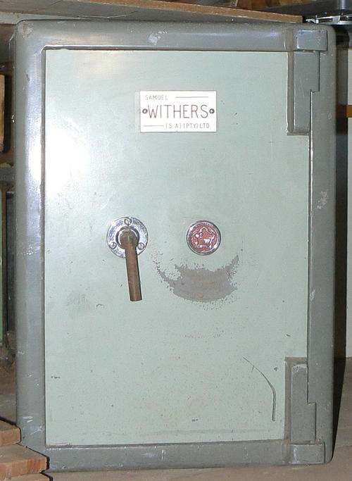 SAMEUL WITHERS S.A (PTY) Ltd --SAFE--  Safe, Locks and bankers Engineers. Working order with 2 keys