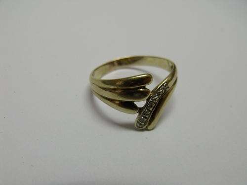 SOLID 9K YELLOW GOLD & DIAMOND Ring.