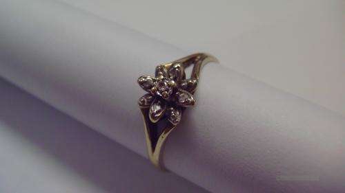 9Ct SOLID YELLOW GOLD & DIAMOND Ring !!!