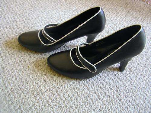 Black court shoes with white trim - Size 8
