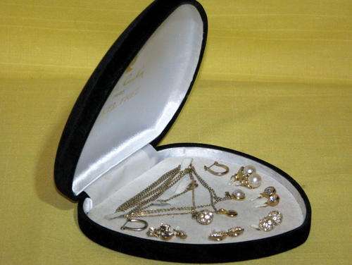 Pierre Cardin Set, 3 Chain Pendants,6 Mix & Match Pairs Earings.