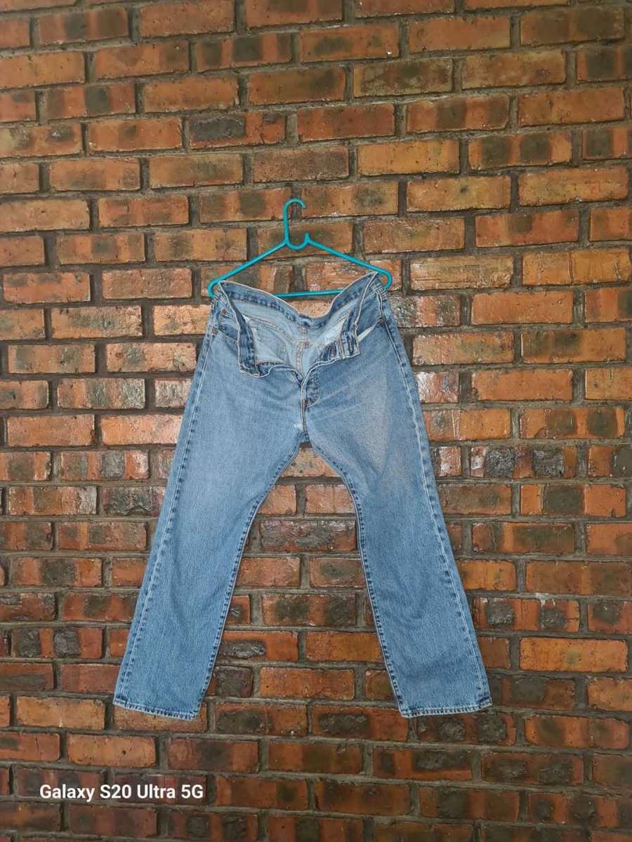 size 34 mans jean blue(levi) (as new)