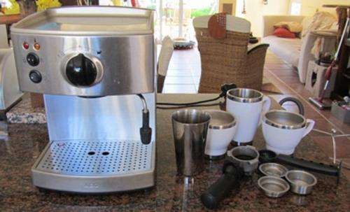 AEG Espresso & Cappuccino maker with milk frothing jug and 3 cups - a must have in every home!