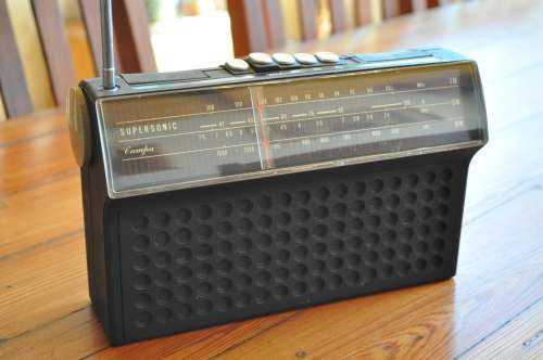 Vintage Supersonic FM Radio
