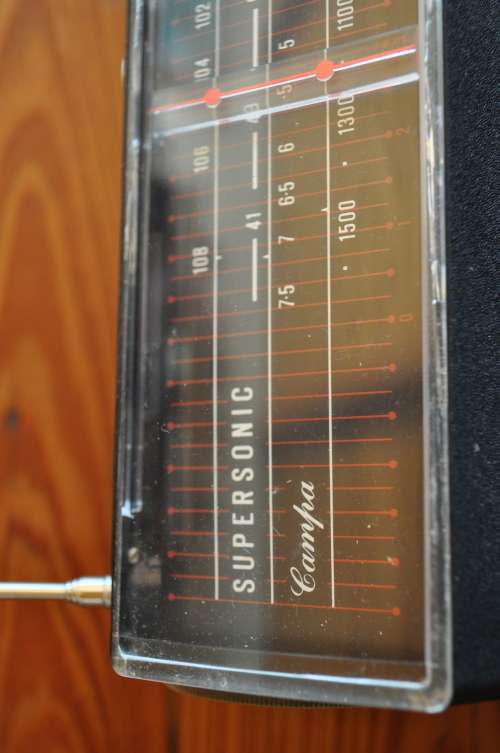 Vintage Supersonic FM Radio