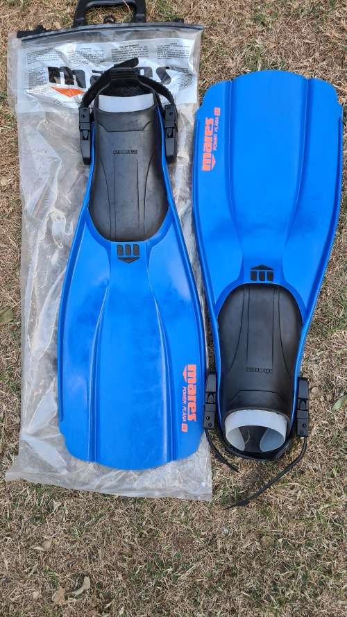 Mares Fins (new) Size 8-9 Adjustable