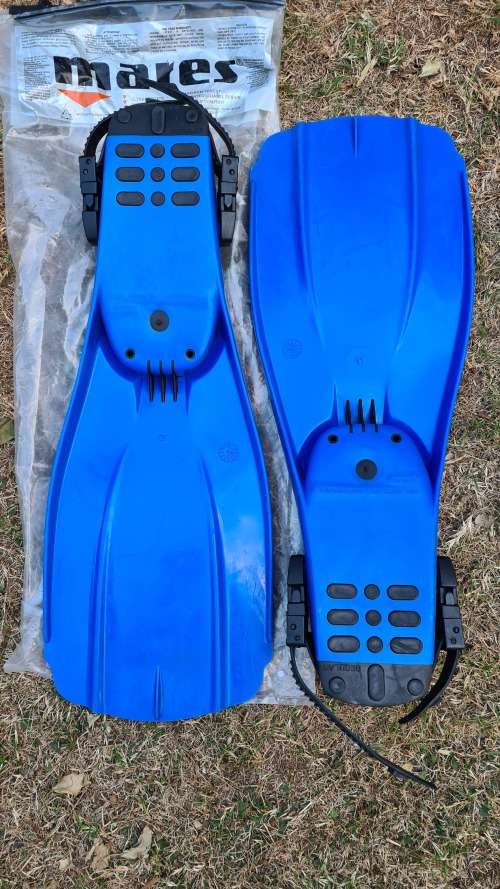 Mares Fins (new) Size 8-9 Adjustable