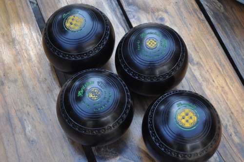 Henselite Lawn Bowls Size 4 Heavy In Bag