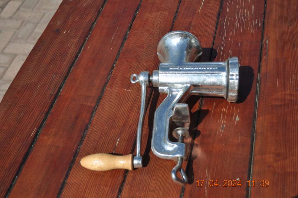 Old Style Meat Hand Crank Meat Grinder