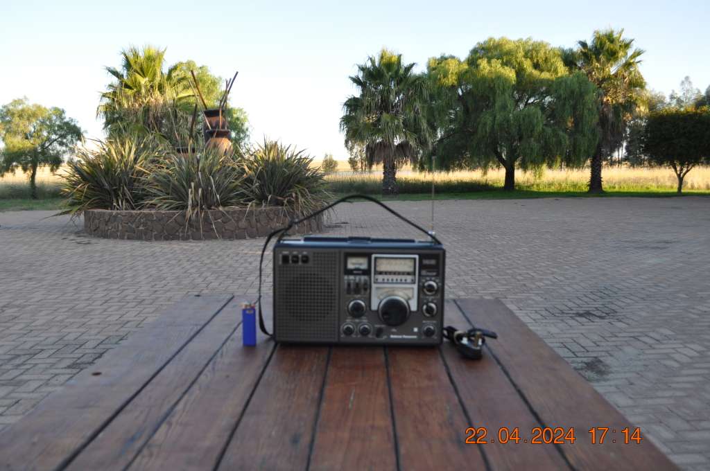 Vintage National Panasonic RF-2200B DR22 8 Band Radio