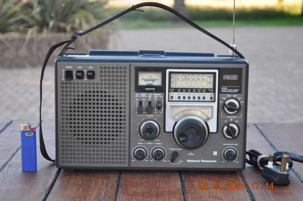 Vintage National Panasonic RF-2200B DR22 8 Band Radio