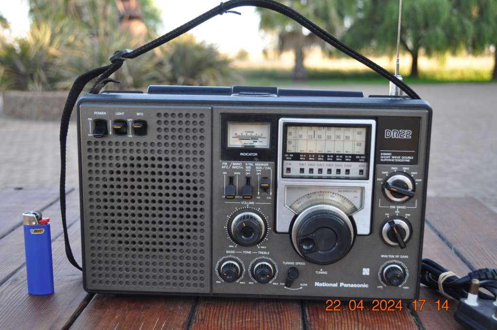 Vintage National Panasonic RF-2200B DR22 8 Band Radio