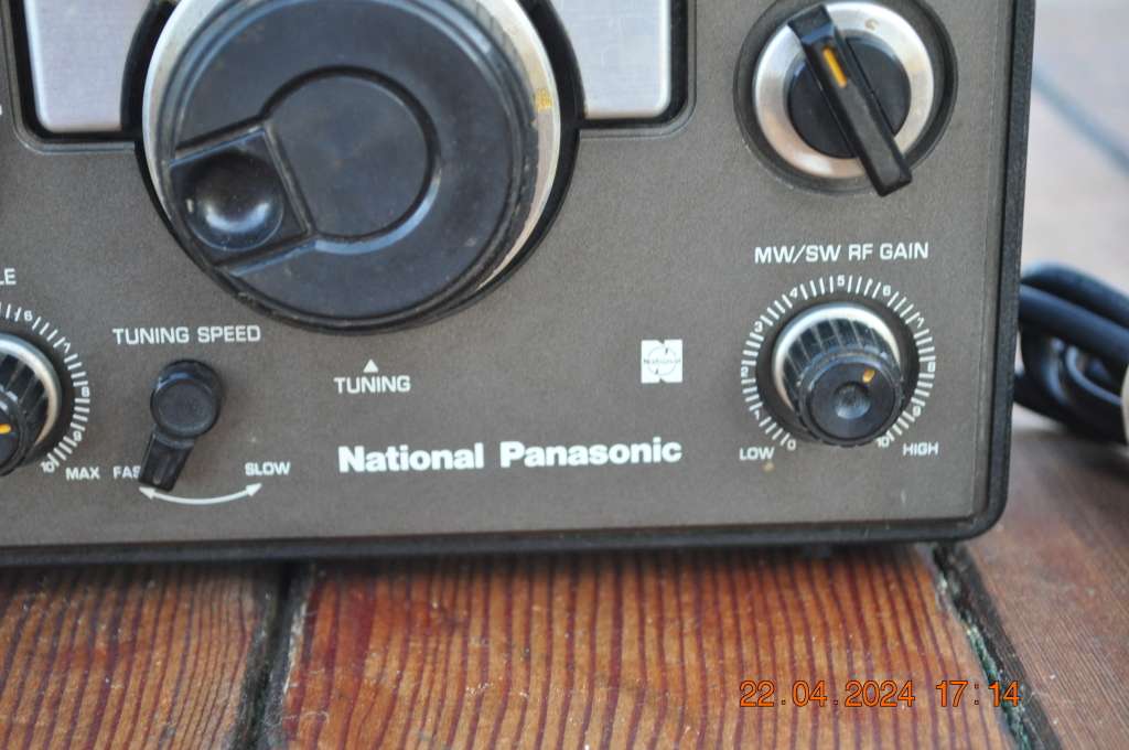 Vintage National Panasonic RF-2200B DR22 8 Band Radio