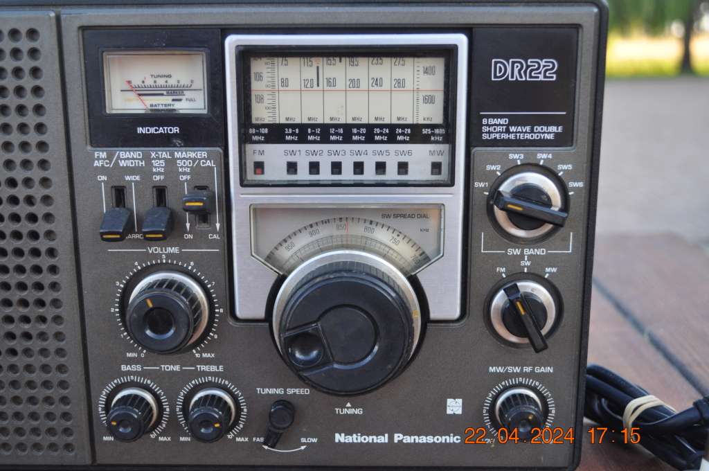 Vintage National Panasonic RF-2200B DR22 8 Band Radio