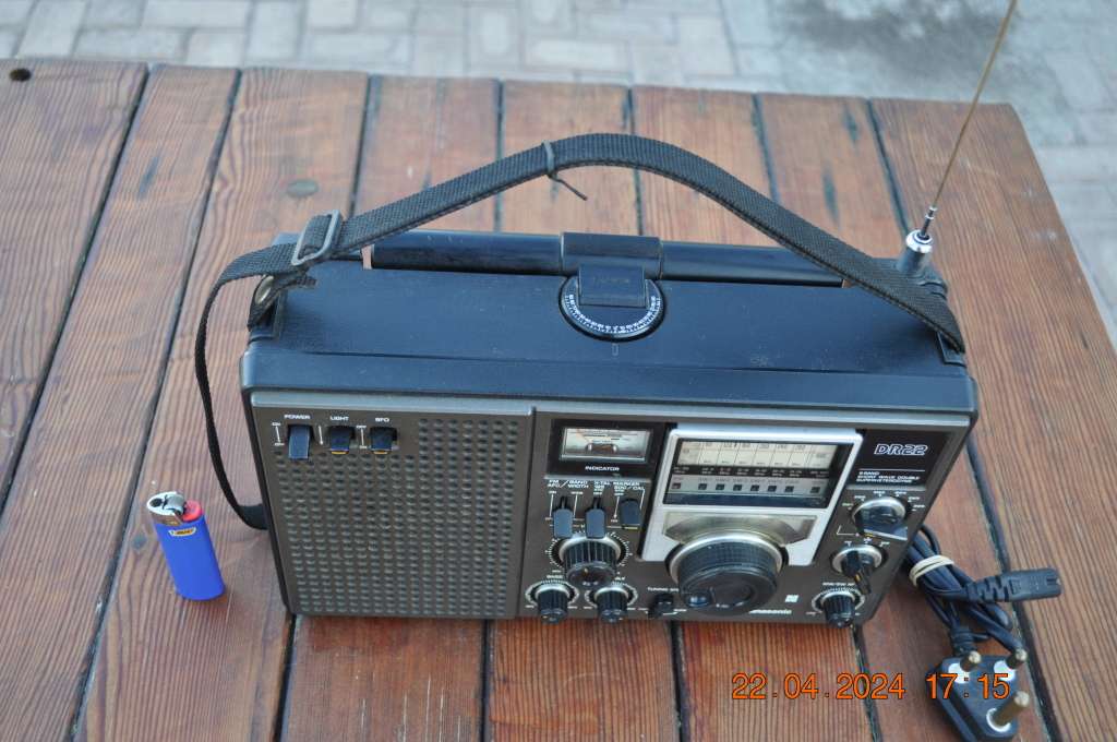 Vintage National Panasonic RF-2200B DR22 8 Band Radio