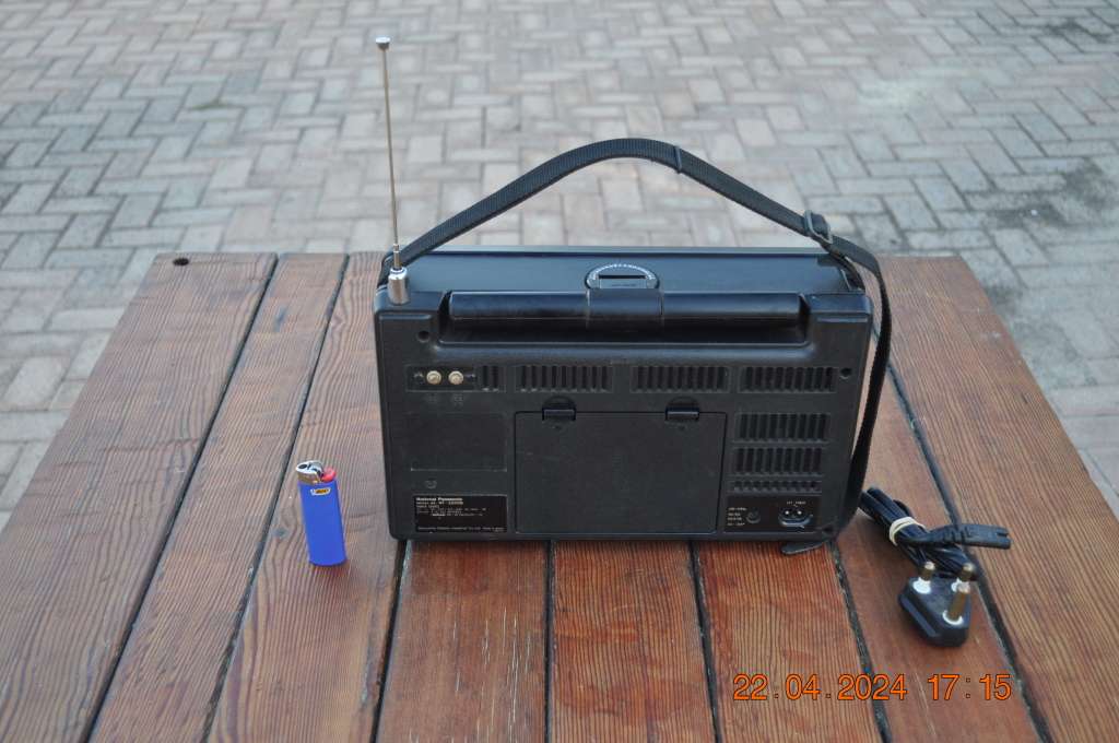 Vintage National Panasonic RF-2200B DR22 8 Band Radio