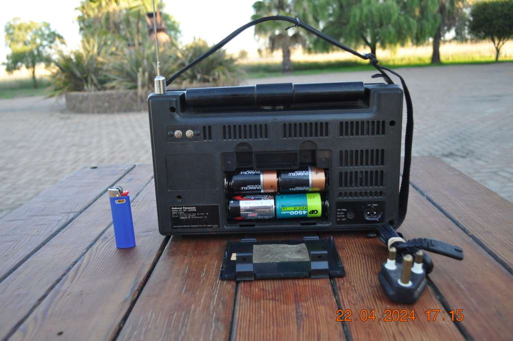 Vintage National Panasonic RF-2200B DR22 8 Band Radio