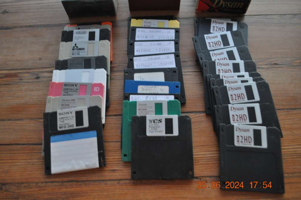 Vintage Computer Pre Owned Floppy Discs 30 in Total 1.44Mb