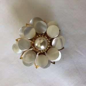 Brooch - Round Flower Pearly Brooch