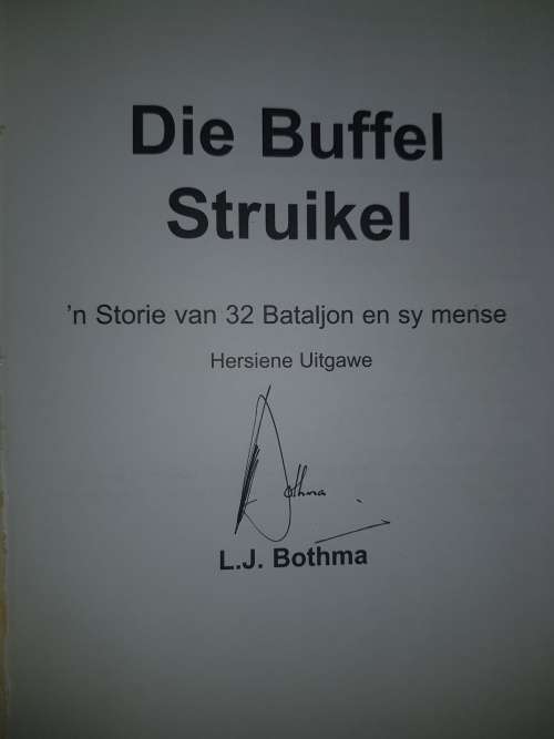 Die Buffel Struikel: 'n Storie Van 32 Bataljon En Sy Mense  - Dr LJ Bothma  (SIGNED)