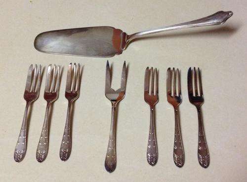 VINTAGE SILVER PLATED EPNS CAKE LIFTER AND FORK SET