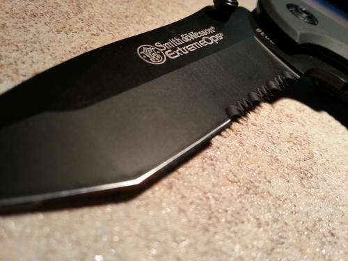 BIG BARGAIN !! SMITH AND WESSON *EXTREME OPS* POCKET KNIFE