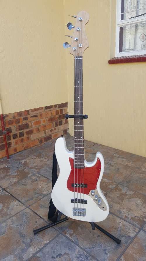 Fender Jazz Bass copy with full set of spare hardware