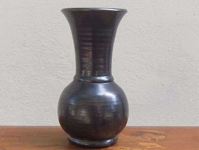 A VINTAGE MATT BLACK VASE BY PRINKNASH POTTERIES OF ENGLAND