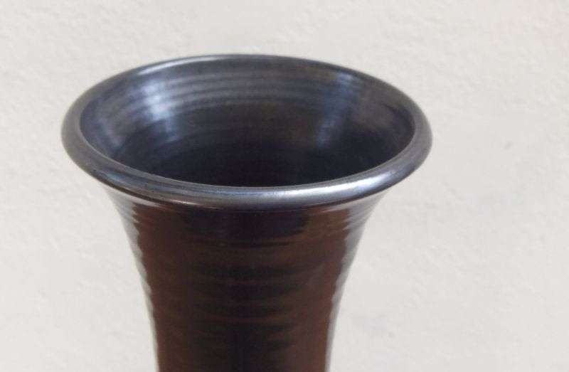 A VINTAGE MATT BLACK VASE BY PRINKNASH POTTERIES OF ENGLAND