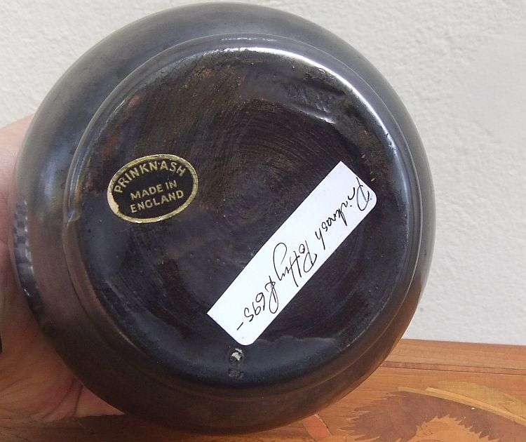 A VINTAGE MATT BLACK VASE BY PRINKNASH POTTERIES OF ENGLAND