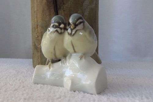 A vintage porcelain statue of a pair of Love birds by Hutschenreuther Germany - Perfect
