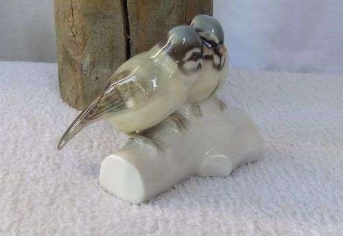 A vintage porcelain statue of a pair of Love birds by Hutschenreuther Germany - Perfect