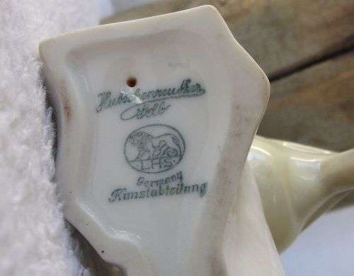 A vintage porcelain statue of a pair of Love birds by Hutschenreuther Germany - Perfect