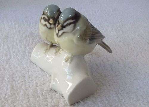 A vintage porcelain statue of a pair of Love birds by Hutschenreuther Germany - Perfect