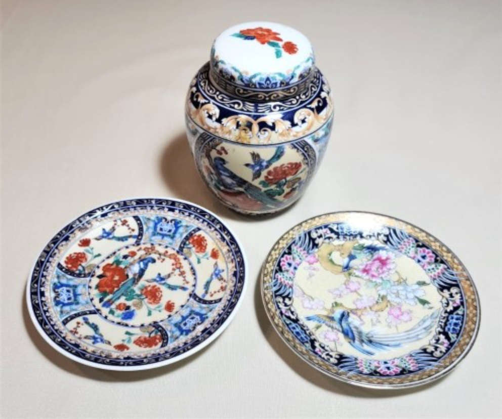 SMALL CHINESE PORCELAIN GINGER JAR WITH BASE TRAY
