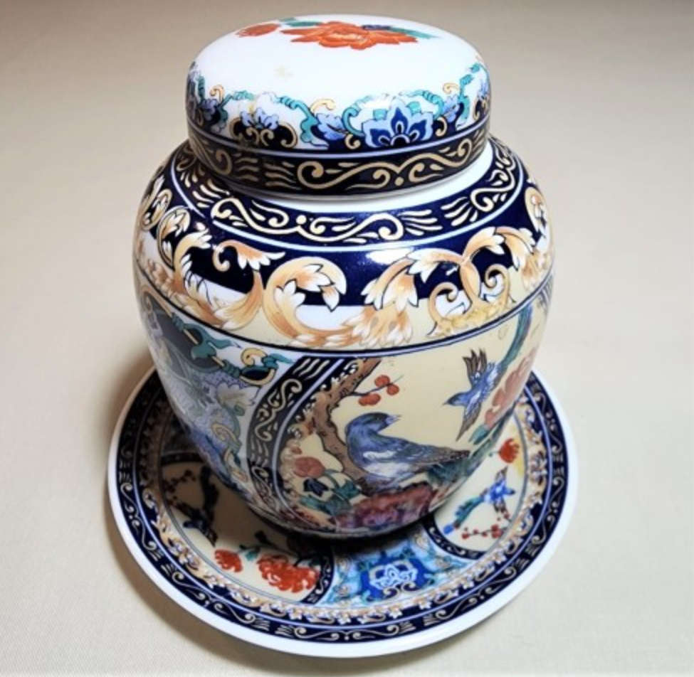 SMALL CHINESE PORCELAIN GINGER JAR WITH BASE TRAY