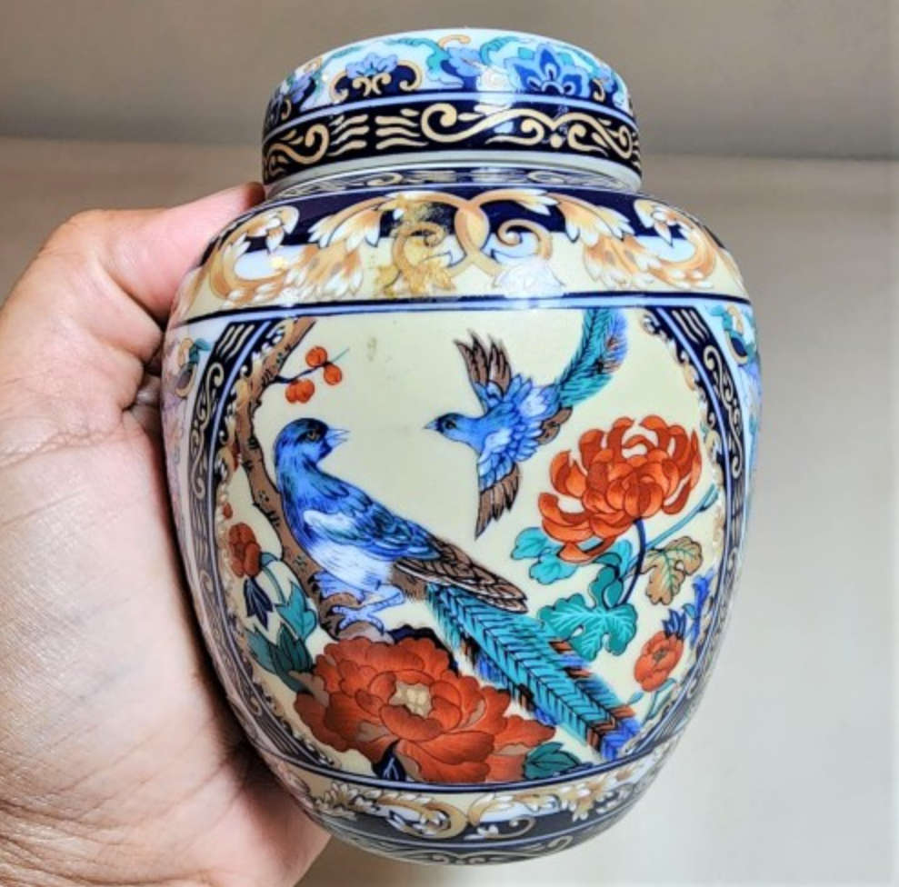 SMALL CHINESE PORCELAIN GINGER JAR WITH BASE TRAY
