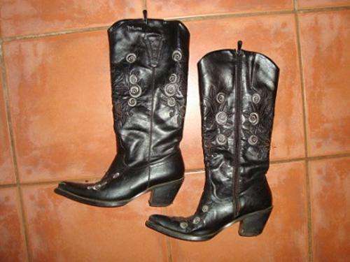 STUNNING BLACK COWBOY BOOTS FROM PLUM