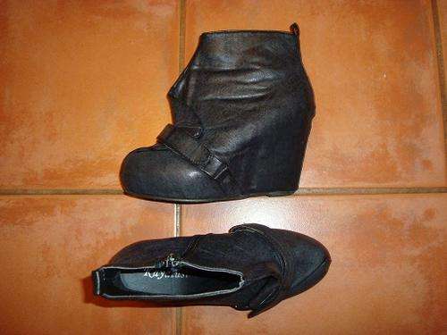 BLACK DISTRESSED ANKLE WEDGE BOOTIES