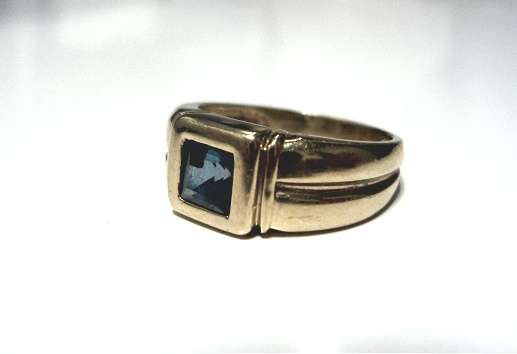 9CT GOLD RING WITH BLUE TOPAZ